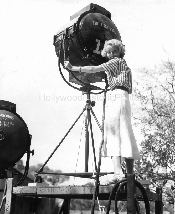 Bette Davis 1932 klieg light The Cabin in The Cotton wm.jpg